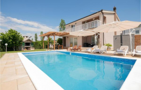 Stunning home in Donji Vinjani with Outdoor swimming pool, WiFi and 4 Bedrooms
